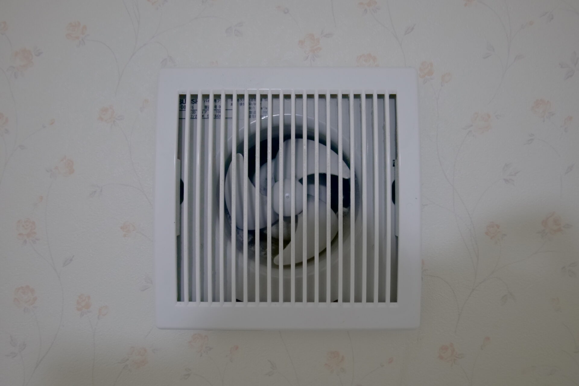 壁付けトイレ換気扇交換 ┃ 名古屋市の住宅 交換費用も公開 電恵の電気工事・換気扇交換 施工ブログ